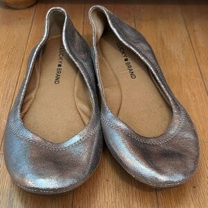 Lucky Brand Emmie Silver Leather Flats Sz 8/38.5 VGUC